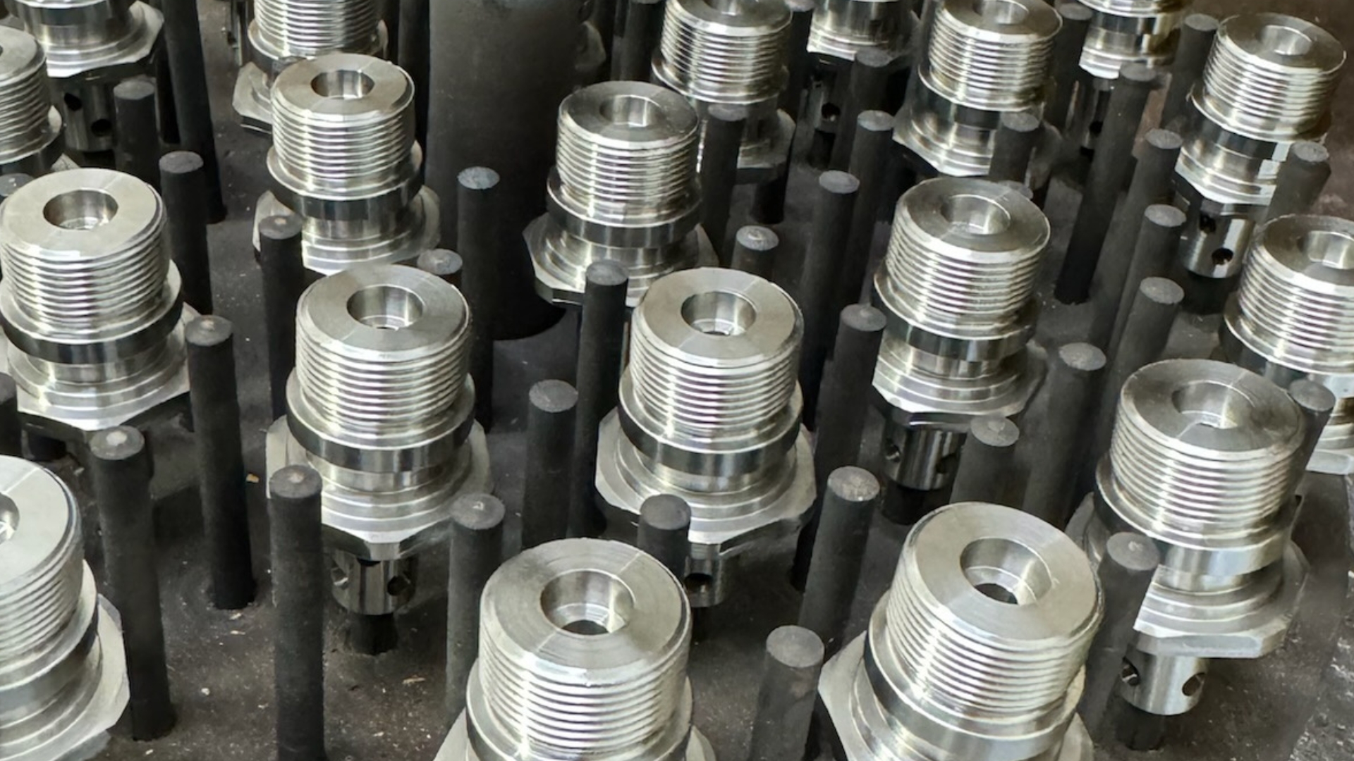 Präzisionsgefertigte Metallbauteile mit Gewinde in Serienanordnung